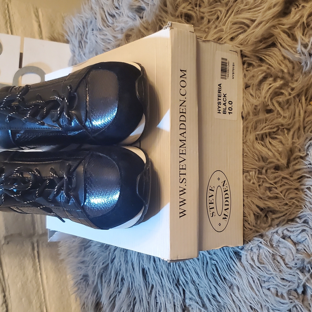 Steve Madden Black Sneakers with Sleek Design
